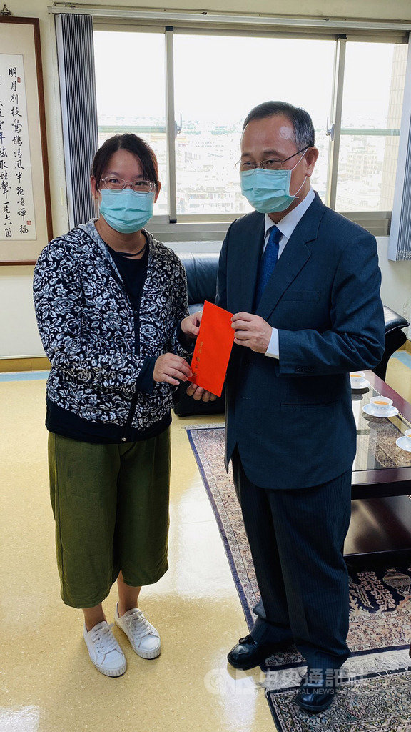 台中市大甲警分局員警林觀譜日前執勤時遭駕駛衝撞受傷,警政署長陳家欽(右)11日到台中慰問,並頒發慰問金給家屬。(大甲警分局提供)中央社記者趙麗妍傳真 109年6月11日