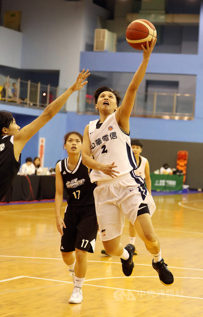 第15季女子超級籃球聯賽(WSBL)例行賽,11日晚間由中華電信與台灣電力交手,中華電信潘姿吟(右)全場貢獻12分5籃板8助攻,助隊奪勝。中央社記者張皓安攝 109年6月11日
