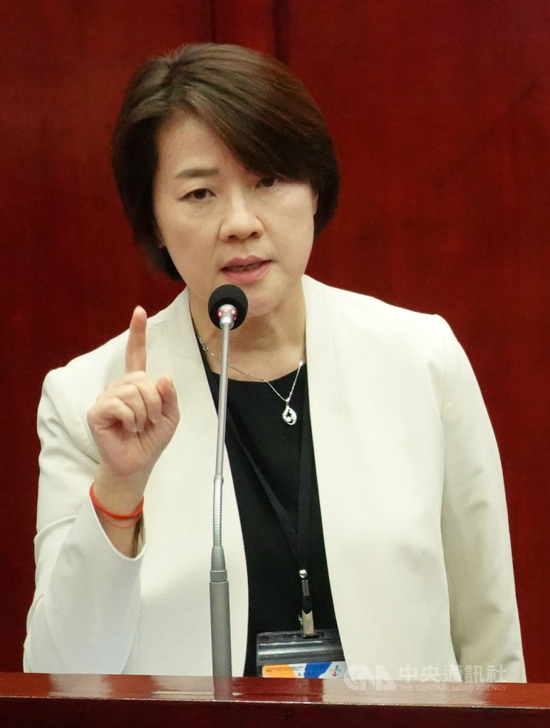行政院推振興三倍券,台北市政府稱研擬學生證加碼新台幣500元,但台北市副市長黃珊珊11日指出,還要找財源,政策未定案。中央社記者鄭傑文攝 109年6月11日