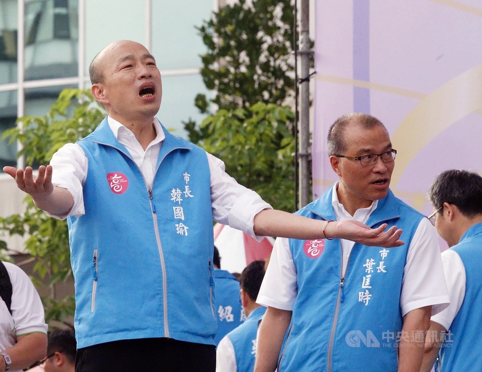 高雄市長韓國瑜(左)11日為最後一個上班日,大批民眾下午現身參與告別音樂會,熱情為韓國瑜加油打氣,最後韓國瑜在「感恩的心」歌曲聲及民眾加油聲中向眾人道別,場面溫馨。右為副市長葉匡時。中央社記者董俊志攝 109年6月11日