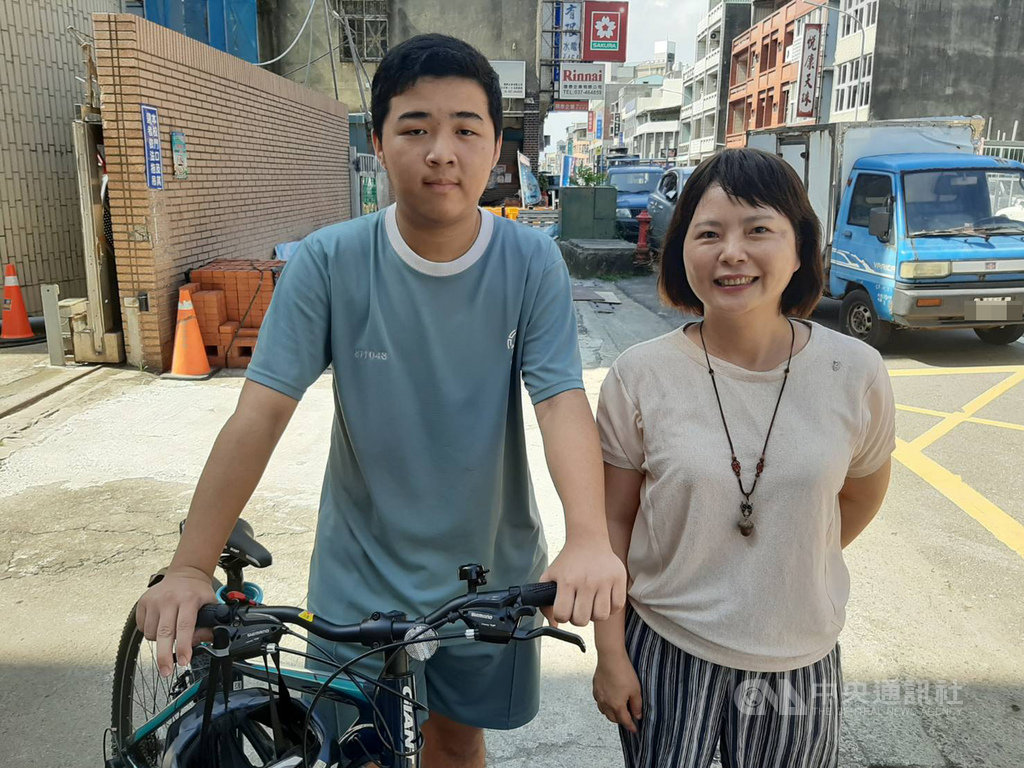 苗栗縣竹南高中一年級學生陳致瑋(左)騎腳踏車上學途中,不慎撞壞路旁的汽車照後鏡,因急著上學,留下字條,請車主跟他連絡;車主認為這名學生勇敢面對,不但回覆不用賠償,還稱讚他勇於負責「很棒」。(民眾提供)中央社記者管瑞平傳真 109年6月12日