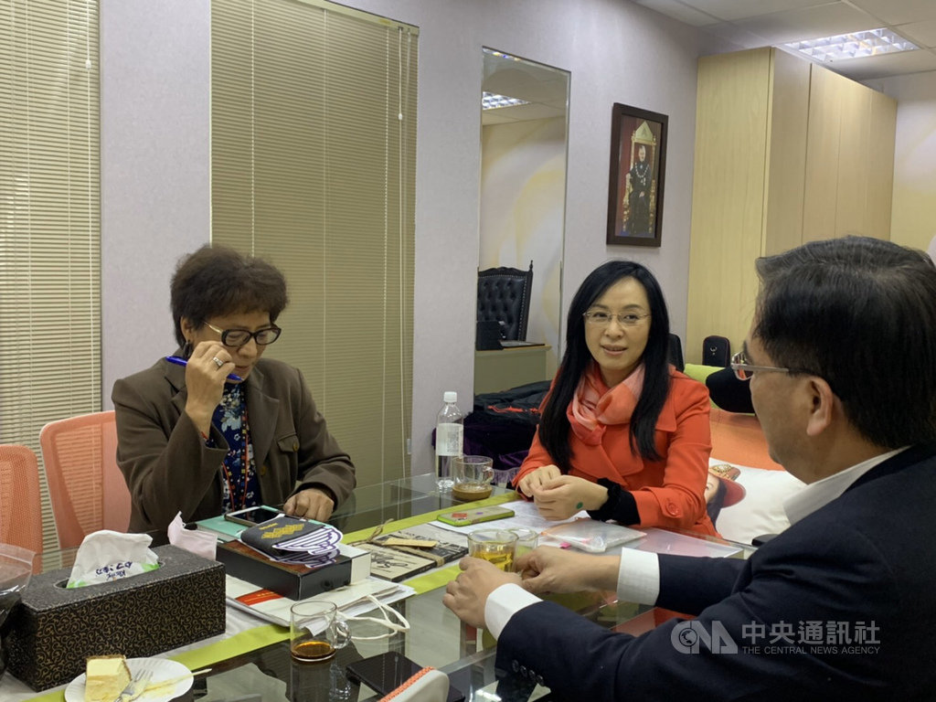 台東南王部落等4文健站過去由花東基金支應或台東縣政府補助經費,財源不穩定,經常面臨斷炊之苦,經立委陳瑩(中)爭取,納入原民會長照計畫,穩定財源。(陳瑩服務處提供)中央社記者盧太城台東傳真 109年6月12日