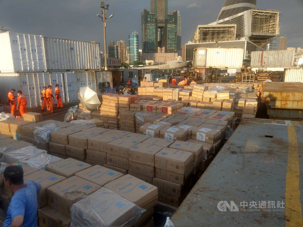 海巡署和關務署聯手加強緝私,12日宣布在高雄港一艘散裝貨輪的改造油壓瀝青油桶櫃內,查獲藏放的私菸91萬4000多包,市值約新台幣7300萬元。(海巡署提供)中央社記者陳朝福傳真 109年6月12日