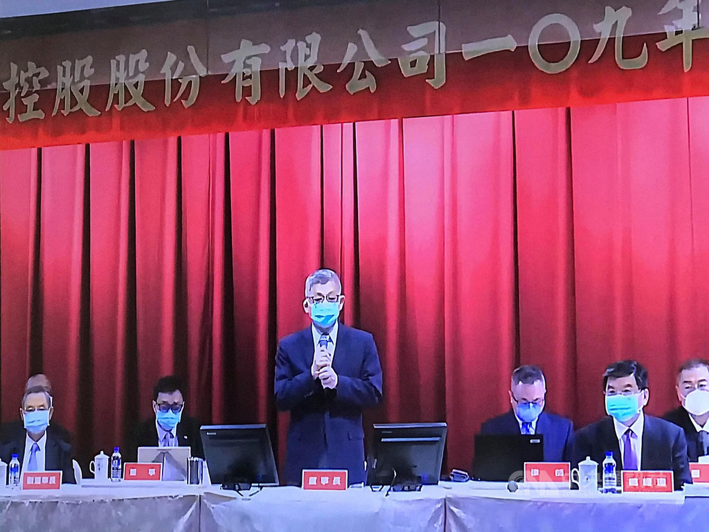 國泰金控董事長蔡宏圖(中)12日於股東常會上表示,未來會是緩慢復甦的經濟環境,國泰金仍會謹慎部署,但相信下半年台灣經濟會比上半年好。中央社記者劉姵呈攝 109年6月12日