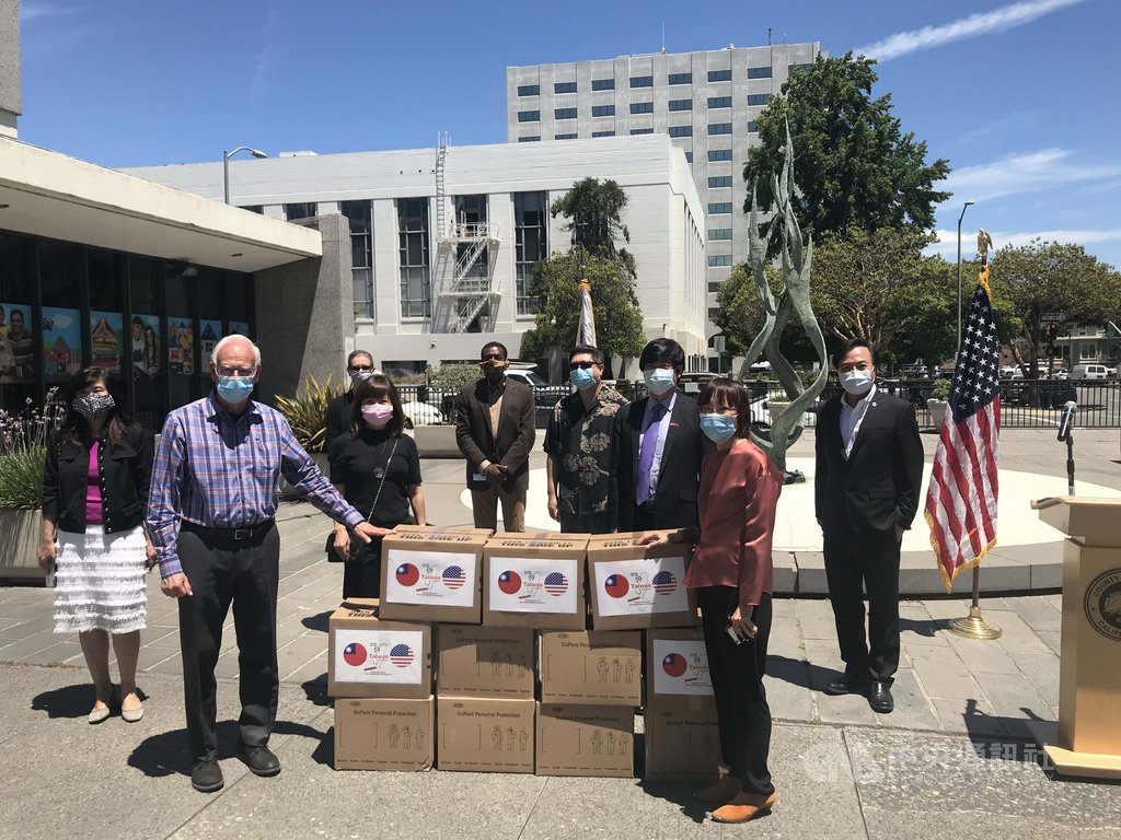 駐舊金山辦事處處長馬鍾麟（右3）於美西時間11日代表中華民國政府及台灣人民捐贈醫療口罩給舊金山阿拉美達郡（Alameda County），由郡長巴耶（Richard Valle）（左2），代表接受。（駐舊金山台北經文處提供）中央社記者周世惠舊金山傳真　109年6月12日