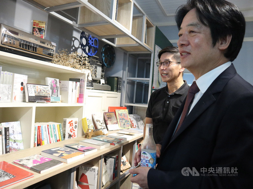 副總統賴清德(右)12日下午到位於屏東市孫立人行館內的南國青鳥書店參觀,民進黨籍立委鍾佳濱(右2)陪著賴清德仔細觀看店內陳列書籍。(鍾佳濱服務處提供)中央社記者郭芷瑄傳真 109年6月12日