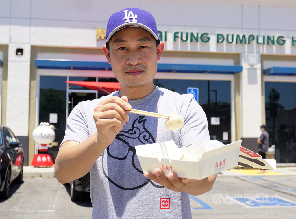 台灣餐廳鼎泰豐在美國的創始店11日最後一天營業,台裔居民Michael Lin說,這間店陪伴他長大,充滿回憶。中央社記者林宏翰洛杉磯攝 109年6月12日