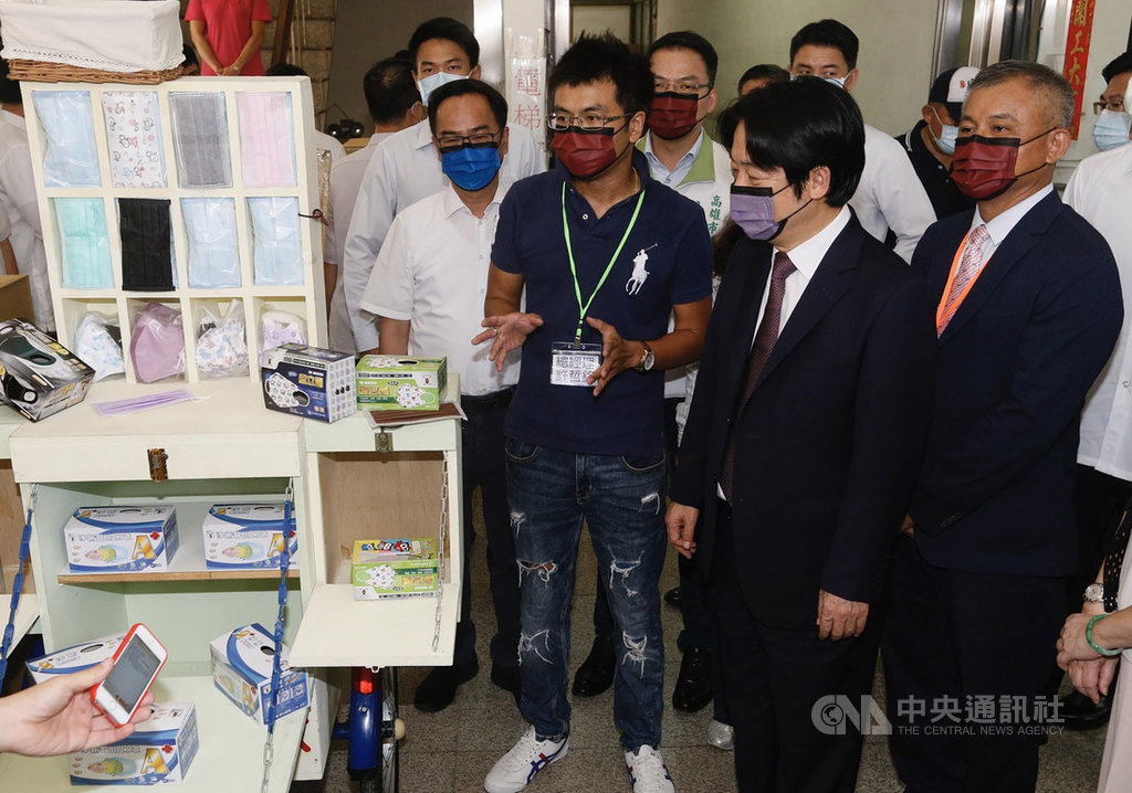 副總統賴清德(前右2)12日南下訪視口罩國家隊的高雄工廠淨新科技公司,參觀淨新科技當初以腳踏車載口罩到菜市場販賣的口罩陳列架等機具,以及各式各樣花色的口罩。中央社記者董俊志攝 109年6月12日