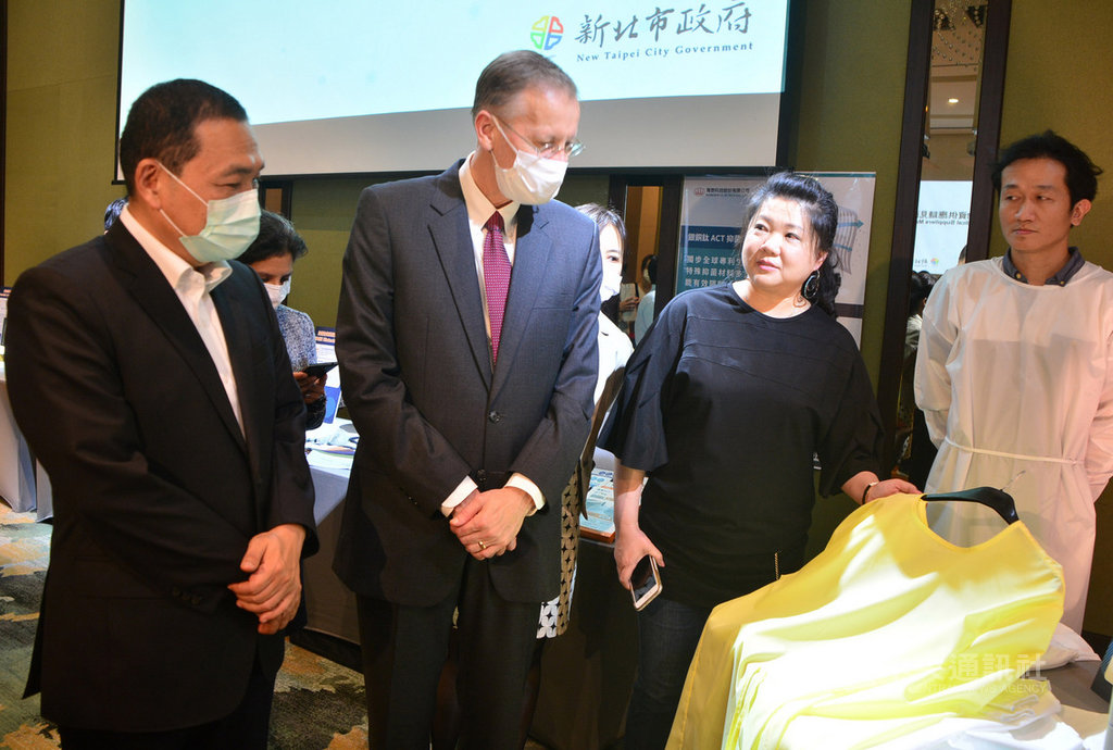 美國在台協會(AIT)處長酈英傑(William Brent Christensen)(前左2)12日在新北市長侯友宜(前左)陪同下,與新北市多家個人防護裝備及生技產業廠商會面,酈英傑仔細聽取業者介紹防護衣、隔離衣等產品。中央社記者黃旭昇新北市攝 109年6月12日