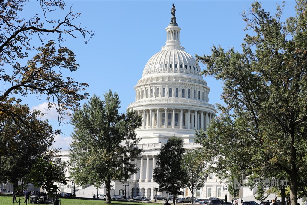 美國聯邦參議院軍事委員會通過2021財政年度國防授權法,法案中提到美國對「台灣關係法」的承諾,並支持深化雙邊關係。圖為美國國會大廈。(中央社檔案照片)