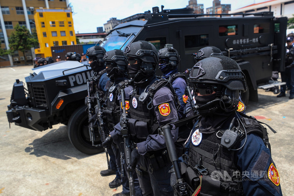 警政署12日上午在保安警察第一總隊舉辦「輪式裝甲車示範觀摩演練」,藉由維安特勤隊情境演練,展現車輛機動性、載運能力、防彈性能、破門突入等功能。中央社記者吳家昇攝 109年6月12日