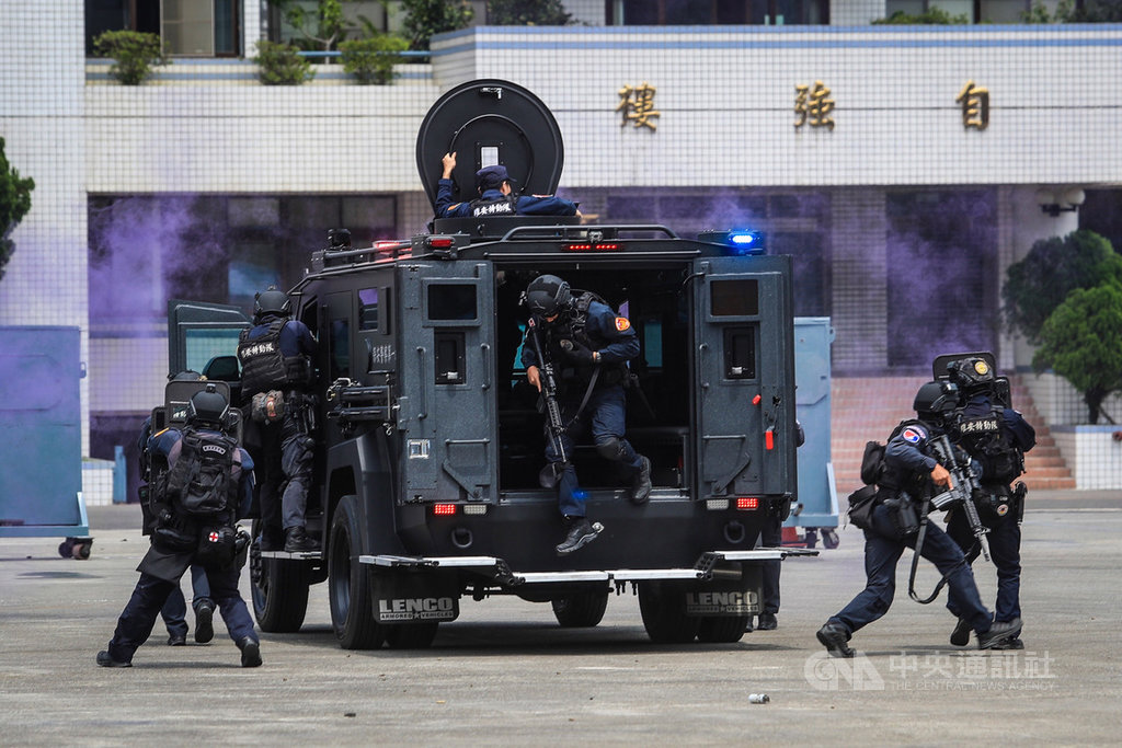 警政署12日上午在保安警察第一總隊舉辦「輪式裝甲車示範觀摩演練」,宣布由美國打造的輪式裝甲車將運用在恐怖攻擊及重大治安攻堅行動,車輛的優異性將大幅提升特勤隊執勤安全。中央社記者吳家昇攝 109年6月12日