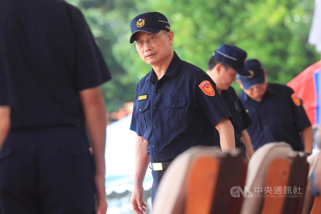 警政署12日上午在保安警察第一總隊舉辦「輪式裝甲車示範觀摩演練」,署長陳家欽(前)到場視察。中央社記者吳家昇攝 109年6月12日