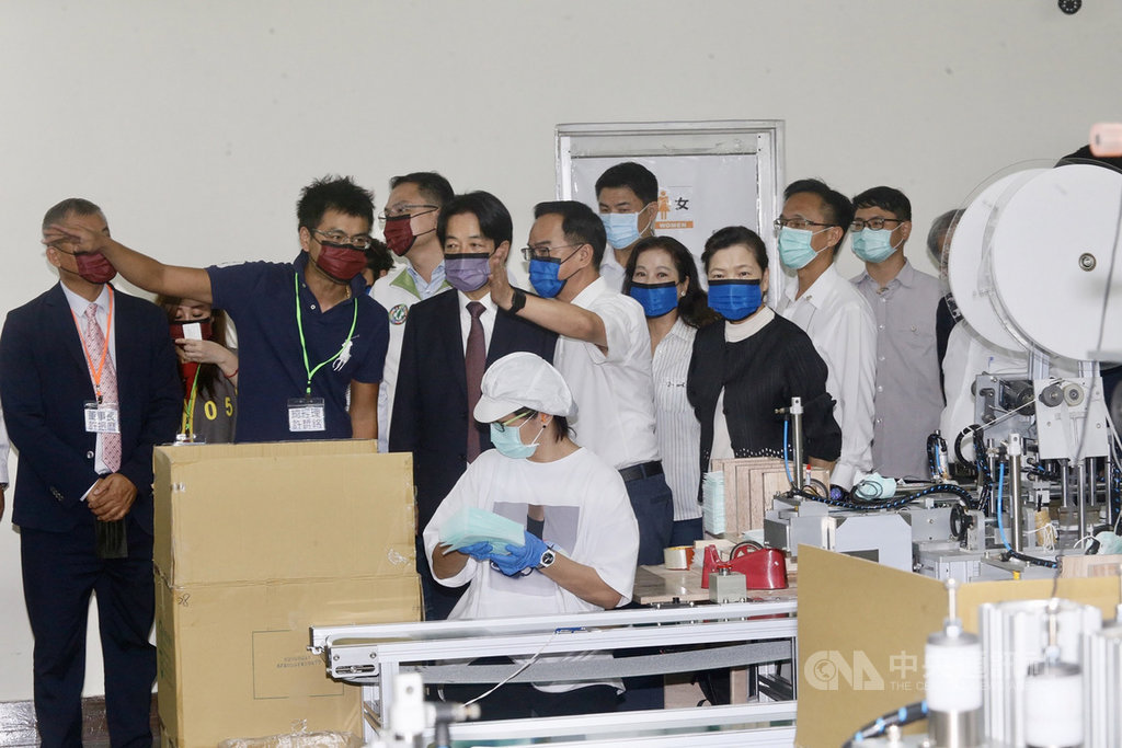 副總統賴清德(立者前排左3)12日到高雄參訪口罩國家隊淨新科技公司的工廠生產線,並向在這波武漢肺炎疫情中,所有後勤支援的幕後英雄、口罩國家隊表達肯定與感謝中央社記者董俊志攝 109年6月12日