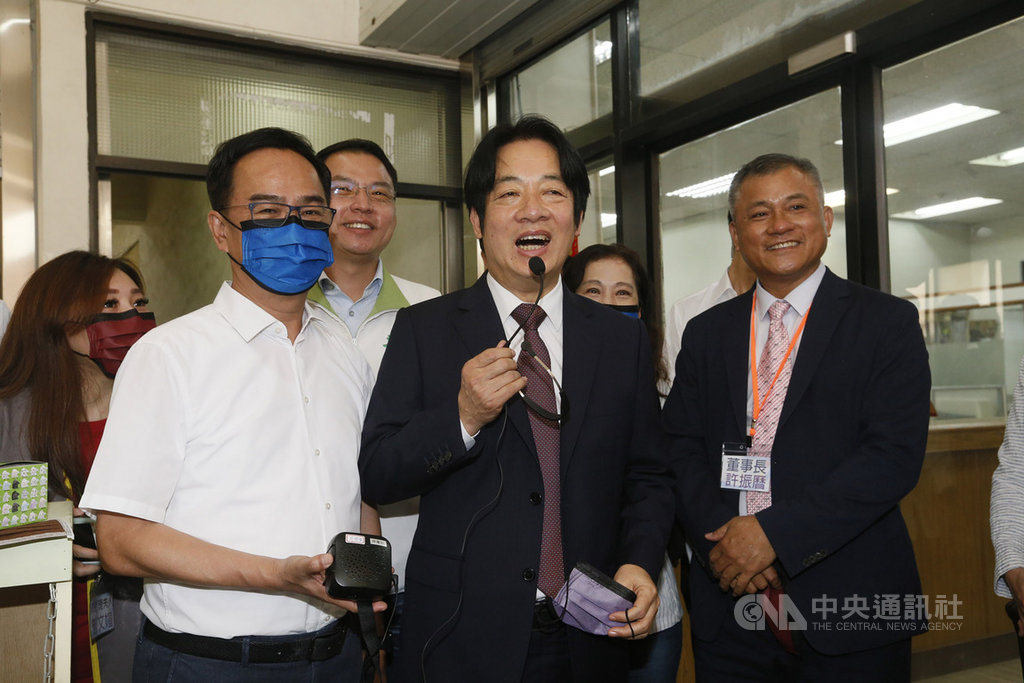 副總統賴清德(中)12日參訪口罩國家隊的高雄工廠淨新科技公司,了解自動化生產過程並慰勉員工,讚許眾人是武漢肺炎防疫幕後英雄,「這真的要給予掌聲鼓勵」。中央社記者董俊志攝 109年6月12日