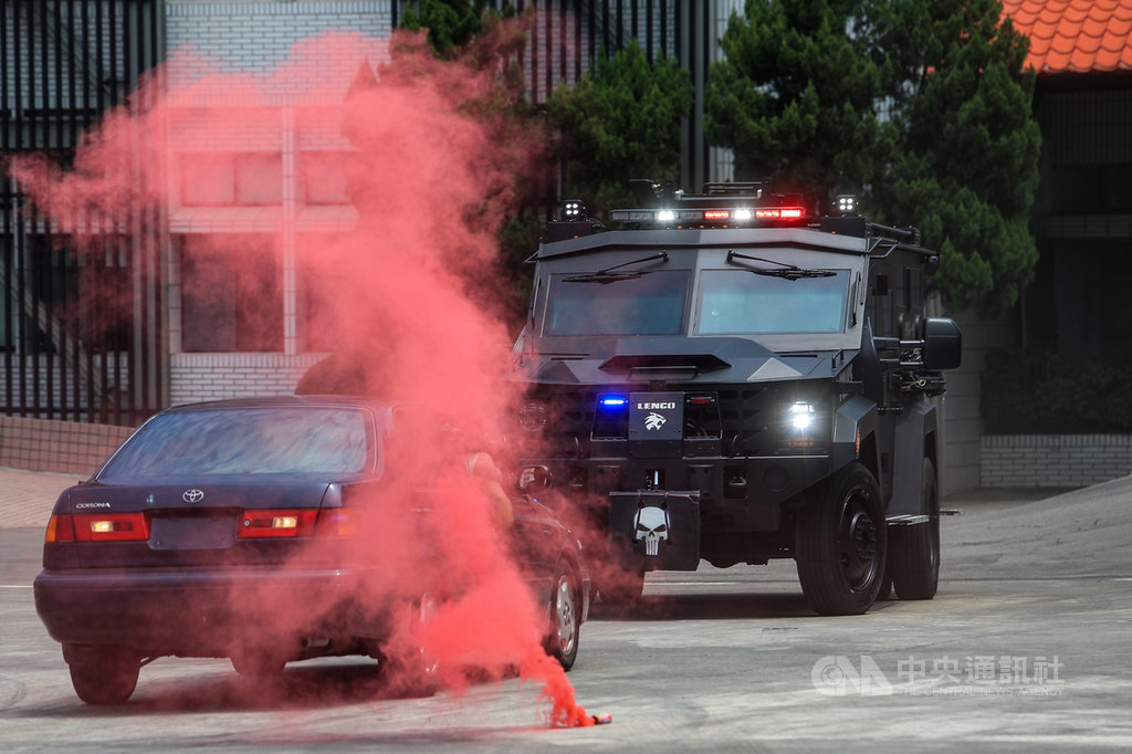 警政署12日上午在保安警察第一總隊舉辦「輪式裝甲車示範觀摩演練」,藉由維安特勤隊情境演練,展現輪式裝甲車功能,未來將運用在恐怖攻擊及重大治安攻堅行動。中央社記者吳家昇攝 109年6月12日