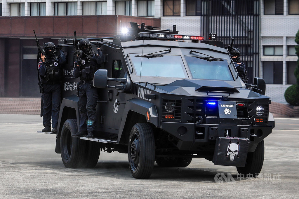 警政署12日上午在保安警察第一總隊舉辦「輪式裝甲車示範觀摩演練」,藉由維安特勤隊情境演練,展現車輛功能,裝甲車設13處射擊孔且可載運10名武裝特勤隊員。中央社記者吳家昇攝 109年6月12日