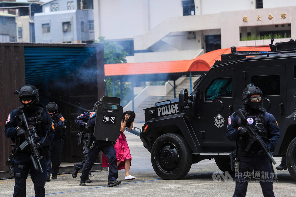 警政署12日上午在保安警察第一總隊舉辦「輪式裝甲車示範觀摩演練」,盼提升反恐裝備,確保國土及社會安全。圖為裝甲車破門後維安特勤隊進入解救人質。中央社記者吳家昇攝 109年6月12日