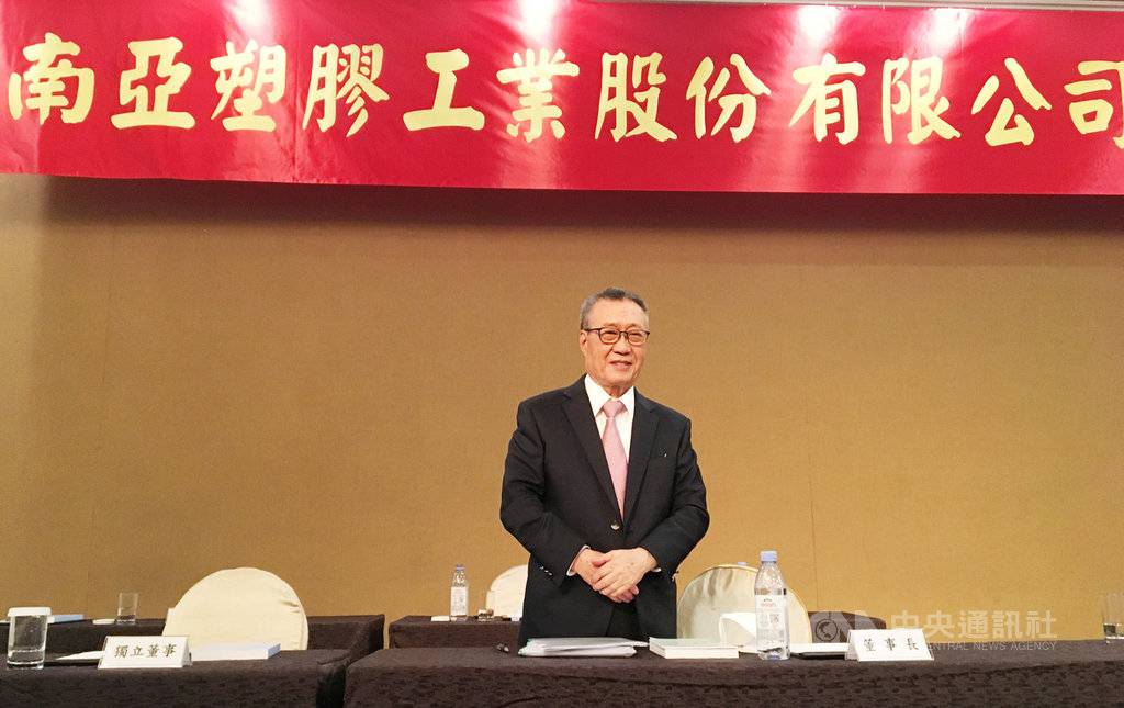 南亞董事長吳嘉昭12日表示,進行中投資案總額約新台幣680億元,完工投產後,預估可創造一年524億元產值。他也說,隨著各國逐步復工,第3季展望趨向樂觀。中央社記者蔡芃敏攝 109年6月12日