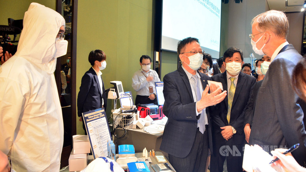 美國在台協會(AIT)處長酈英傑(右)12日出席新北市多家防疫物資及相關產業廠商見面會,巡視現場攤位並聽取業者說明、介紹自家產品。中央社記者黃旭昇新北市攝 109年6月12日