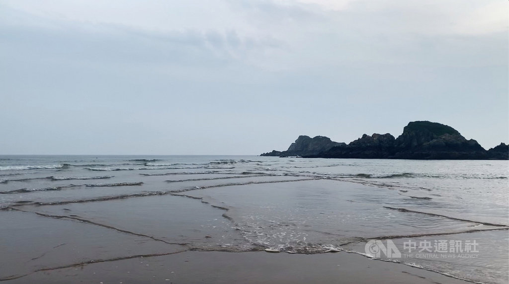 馬祖西莒奇景「方塊海」出現於坤坵沙灘與蛇島間海域,成因是源自地形和海流形成不同方向的浪潮,令海浪推動時在海面產生方塊狀的特殊景觀。中央社記者邱筠攝 109年6月12日