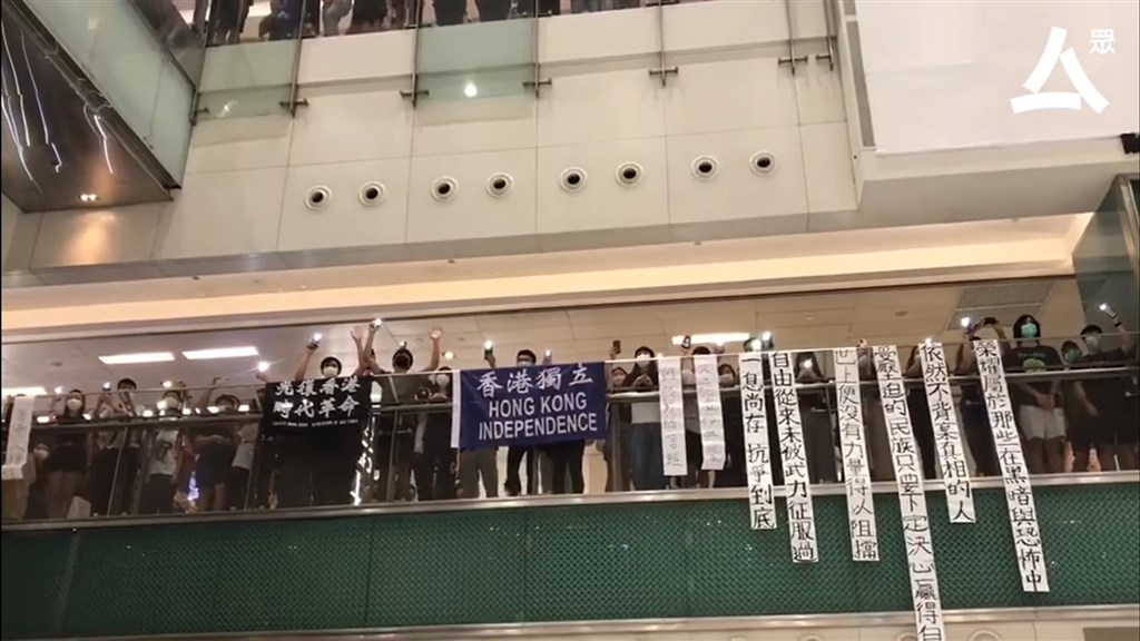 12日是香港反送中運動包圍立法會一週年,民眾響應號召歌唱反送中歌曲「榮光歸香港」。(圖取自facebook.com/hkcnews)