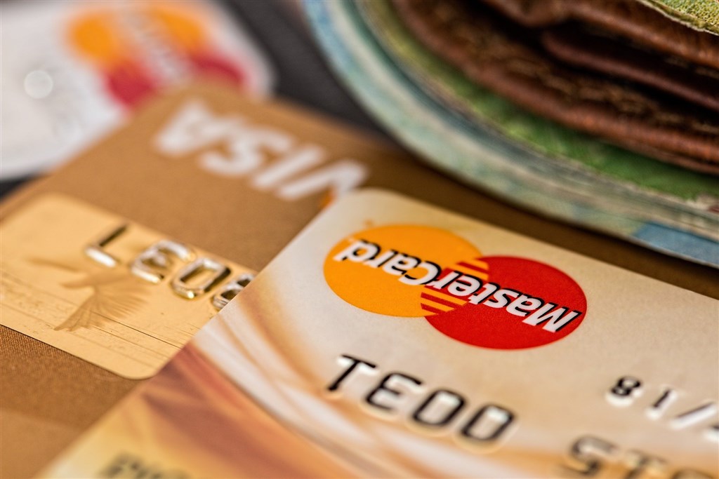 經濟部14日公布首波參與三倍券的信用卡業者所提的加碼方案，不少業者針對舊客戶祭出至少10%回饋、滿額回饋。（示意圖／圖取自Pixabay圖庫）