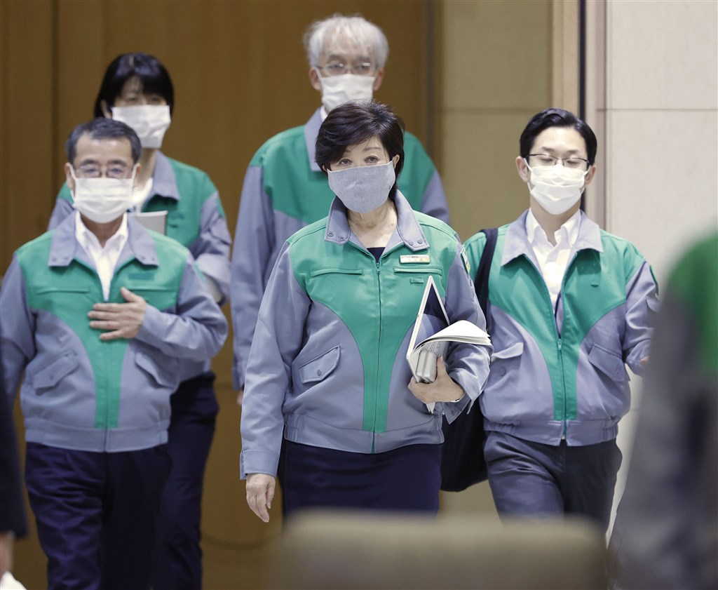 東京都知事小池百合子(前中)親率東京都民眾「抗疫」,多次親上火線展現臨陣當先態度。圖為2日小池百合子前往記者會,宣布東京警報。(共同社提供)