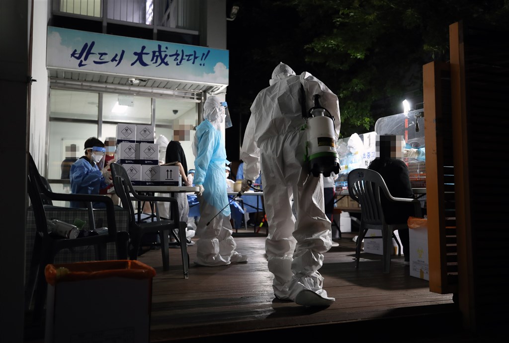 韓國截至11日凌晨零時,境內確診新增45例,其中40例社區感染位於首都圈。圖為首爾一處私人教育機構的老師和學生接受武漢肺炎篩檢。(韓聯社提供)
