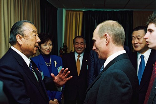 2001年時任參議員小池百合子(左2)與時任內閣總理大臣森喜朗(右2)會見俄羅斯總統蒲亭(Vladimir Putin,右3)。(圖取自維基共享資源;作者Kremlin.ru,CC BY-SA 3.0)