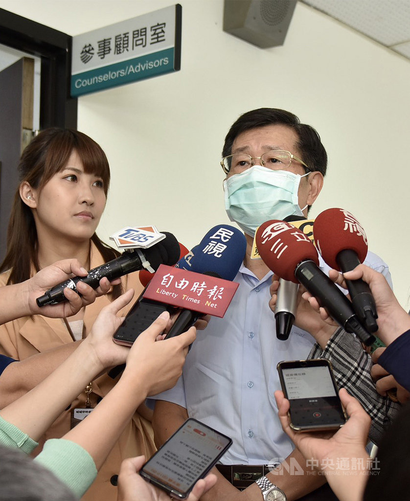 高雄市長韓國瑜罷免案通過,傳代理市長將由現任高雄市府參事楊明州出任。楊明州(右)12日上午現身高市府參事辦公室,面對媒體堵訪是否接到行政院長蘇貞昌徵詢電話,楊明州表示,「沒有,下午就會知道」,目前訊息都是報派,現在還不能把他當代理市長。中央社記者董俊志攝 109年6月12日