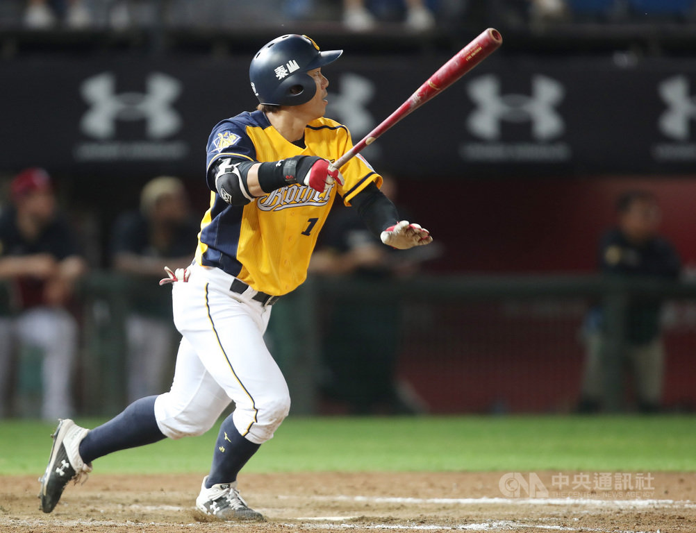 周思齊31日敲出生涯1600安,成為中職史上第6位達標球員。(中央社檔案照片)