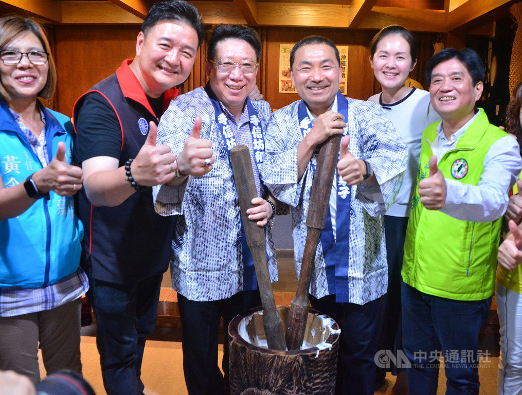新北市長侯友宜(右3)13日與民進黨籍立委吳琪銘(右)等人到位於土城的手信坊觀光工廠參訪,體驗手作糕餅、搗麻糬等,盼帶頭提振後疫情時代經濟商機。中央社記者黃旭昇新北市攝 109年6月13日