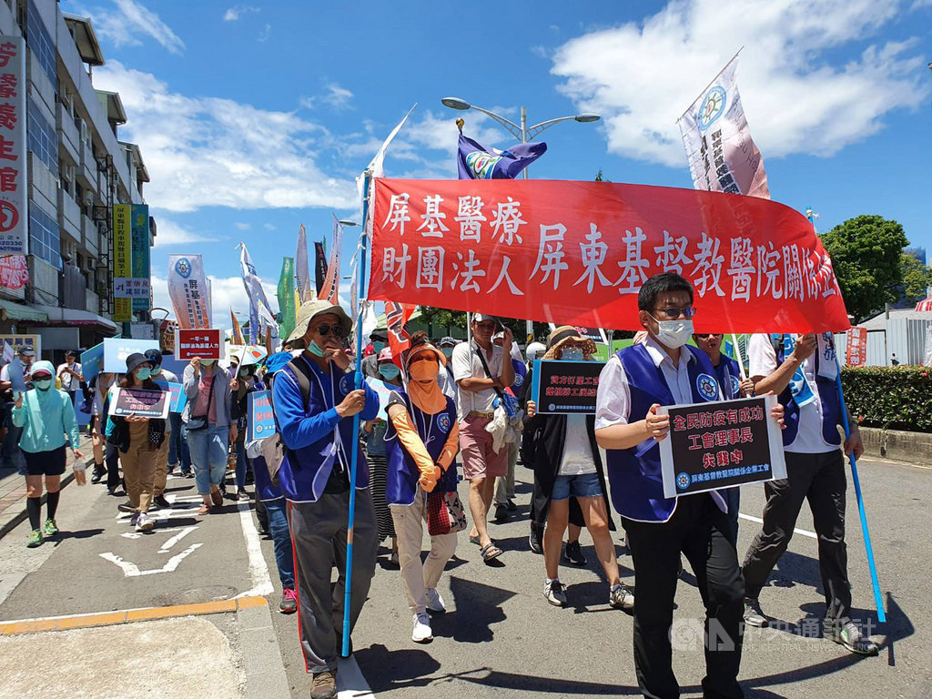 屏東基督教醫院神經內科主任詹智鈞(前)遭院方不續聘,全國60個工會與組織團體13日聚集屏東市遊行,要求屏基留任詹智鈞,並訴求醫生納入勞基法。中央社記者郭芷瑄攝 109年6月13日