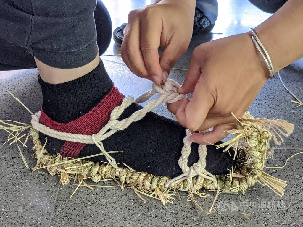 澎湖縣文化局表示,草鞋是澎湖先民的智慧,也是早期民眾上山討海時必備行頭之一,材料取自於早年捆綁貨品的稻禾草(俗稱草繩),在早年沒有膠鞋或釘鞋的年代,幾乎家家戶戶都有,文化局13日特別舉辦草鞋編織研習活動,邀請民眾感受古早生活味。(澎湖縣文化局提供)中央社 109年6月13日