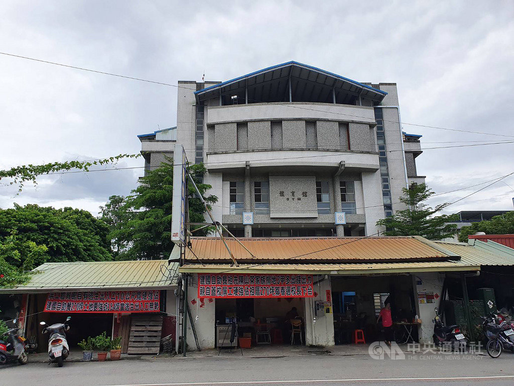屏東高工為興建體育館徵收館前民宅,民宅主人是當初捐校地給屏工的陳山茶子孫陳鵬弘,雙方經多年纏訟,最後判決陳家敗訴,陳鵬弘說,「阿公捐土地給屏工,現在他們的祖厝卻要被學校徵收」,除表達抗議外,也向議員、立委陳情。中央社記者郭芷瑄攝 109年6月13日
