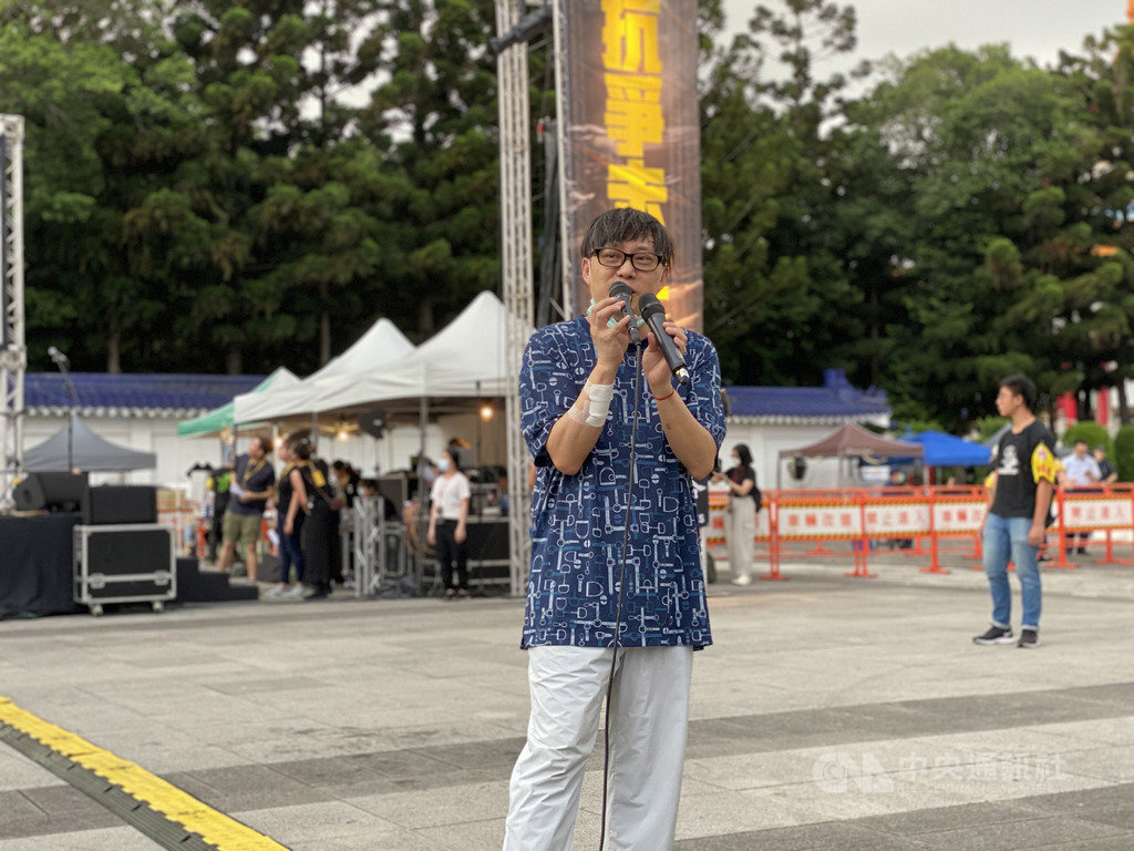 香港作詞人林夕13日在台北自由廣場「抗爭未完,台港同行」週年晚會上表示,台灣政府的援港方案不簡單,寧願用更多時間訂出更好方案,「不要讓台灣的朋友覺得不安心,覺得有反作用力」。中央社記者繆宗翰攝 109年6月13日