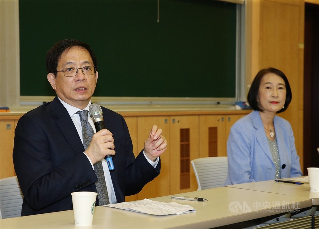 台灣大學13日召開校務會議,學生會提案成立校園轉型正義小組,處理威權地景等議題,引發爭議。台大校長管中閔(左)、副校長周家蓓(右)中午在會後記者會宣布,校務會議以24票贊成、109票不贊成,不通過學生會提案。中央社記者郭日曉攝 109年6月13日