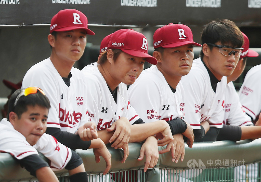 中職樂天桃猿隊中繼投手黃子鵬(左2)今年開季狀況不差,至5月15日以前,出賽防禦率2.84。但從5月中起,黃子鵬投球出現不穩定,從5月16日至13日賽前,近1個月出賽總計8場,防禦率偏高11.05,近況並不理想。中央社記者張新偉攝 109年6月13日