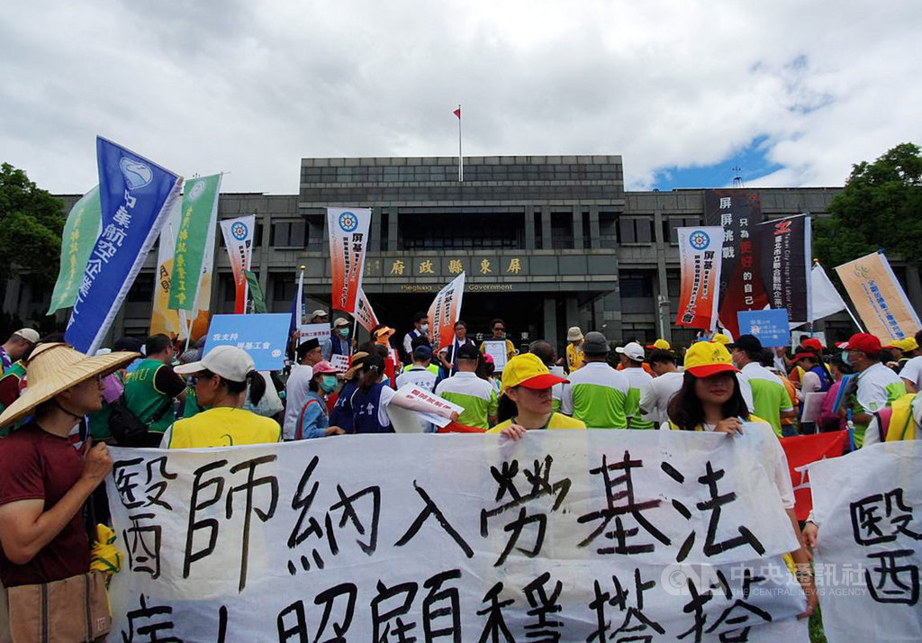 屏東基督教醫院神經內科主任詹智鈞遭院方不續聘,全國60個工會與組織團體13日聚集屏東市遊行,並在縣府前拉布條提出訴求,要求縣長潘孟安出面保障勞權。中央社記者郭芷瑄攝 109年6月13日