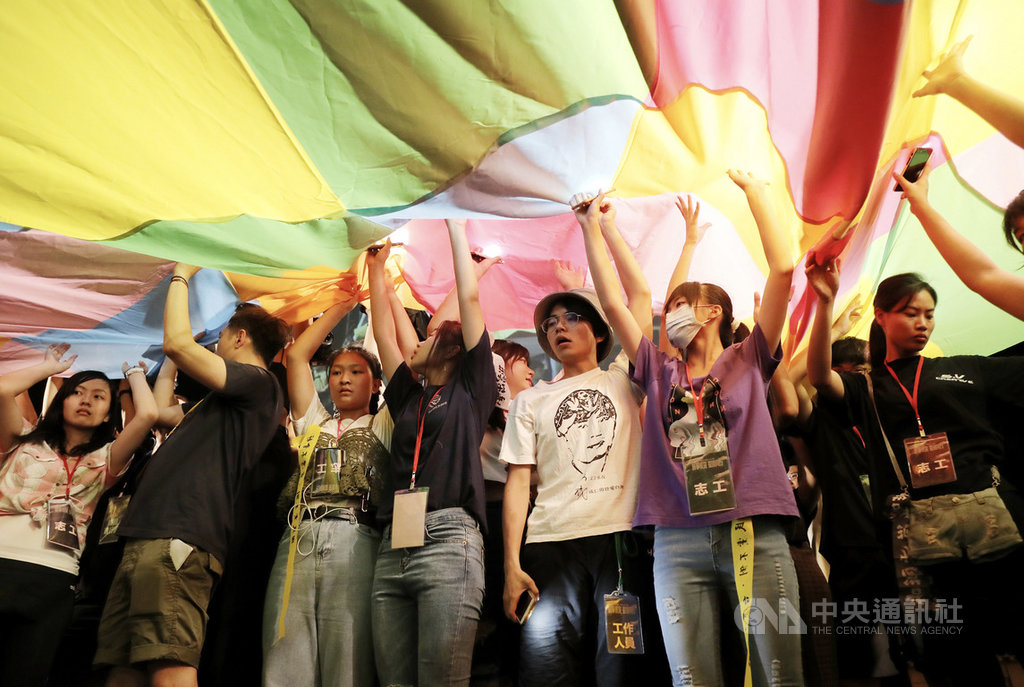 香港反送中屆滿週年，13日晚間在台北自由廣場舉辦的聲援晚會，據主辦單位統計有超過7000人次參與；主辦單位並在現場撐起巨幅連儂旗，號召眾人一起撐香港。中央社記者張皓安攝　109年6月13日