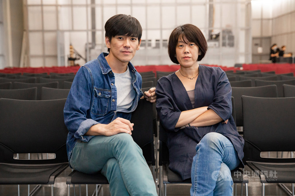 導演陳芯宜(右)與編舞家周書毅(左)合作作品「留給未來的殘影」,將在2020台北電影節推出特別展演版,當觀眾透過VR觀賞作品畫面,同時也將被舞者包圍。(台北電影節提供)中央社記者王心妤傳真 109年6月13日