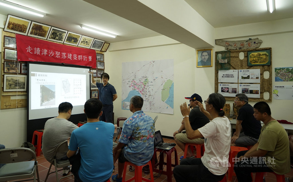 連江縣文化處推動「走讀津沙聚落建築群計畫」,13日下午邀請台中逢甲大學團隊帶領馬祖居民認識聚落建築,找出聚落記憶。中央社記者邱筠攝 109年6月13日