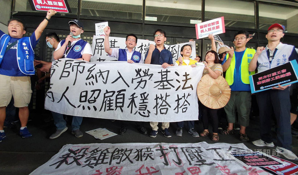屏東基督教醫院神經內科主任詹智鈞(前左3)遭院方不續聘,全國60個工會與組織團體13日聚集屏東市遊行,並在縣府提出訴求,時代力量黨主席徐永明(前左4)、立委陳椒華(前右4)也到場聲援。中央社記者郭芷瑄攝 109年6月13日