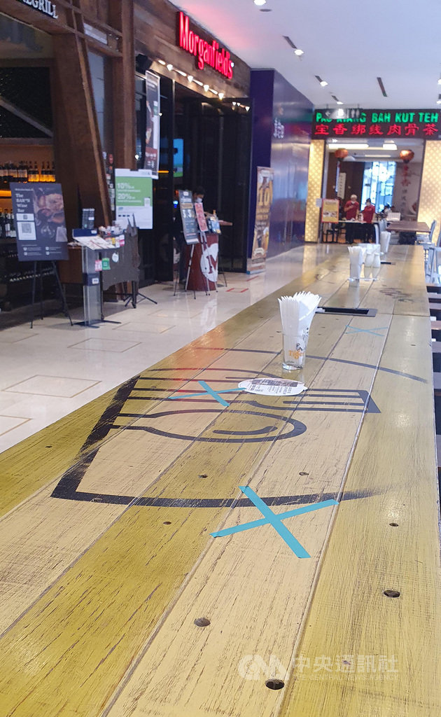 馬來西亞餐廳有些桌子打上叉號,讓顧客坐在指定的座位,維持社交距離安心用餐。中央社記者郭朝河吉隆坡攝 109年6月13日