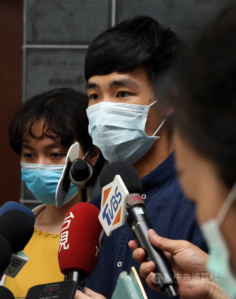 台灣大學校務會議13日否決學生會提案成立校園轉型正義小組。台大學生會長凃峻清(中)會後受訪語帶哽咽,他說,今天校務會議的討論狀況,正好顯示台大非常需要轉型正義小組,因為許多人對台大過去發生什麼事、需要用什麼態度去面對和處理,都缺乏認識,只將設置小組視為鬥爭、製造紛亂。中央社記者郭日曉攝 109年6月13日
