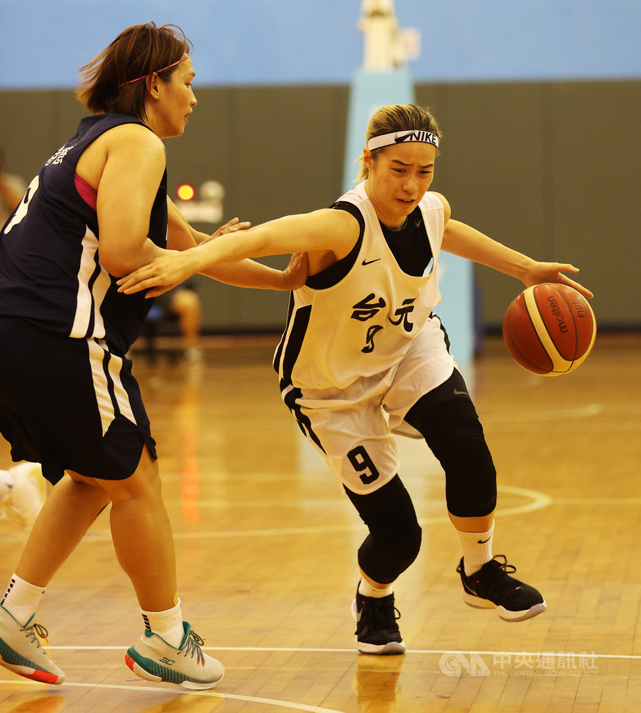 第15季女子超級籃球聯賽(WSBL)台元紡織前鋒林文佑(右),13日攻下生涯新高的23分,並在決勝第4節轟下13分,率隊擊敗中華電信、挺進冠軍賽。(中華籃協提供)中央社記者龍柏安傳真 109年6月13日
