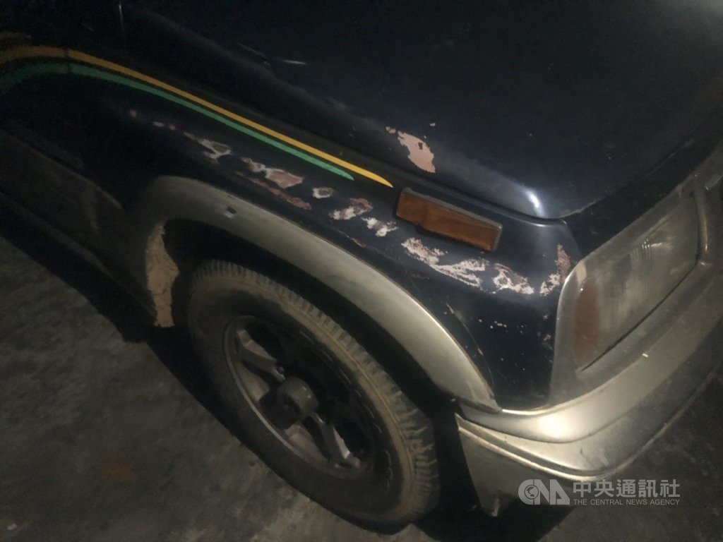 警方拉回一部吉普車,車子輪胎上沾滿泥土,疑似涉案車輛。中央社記者趙麗妍攝 109年6月14日