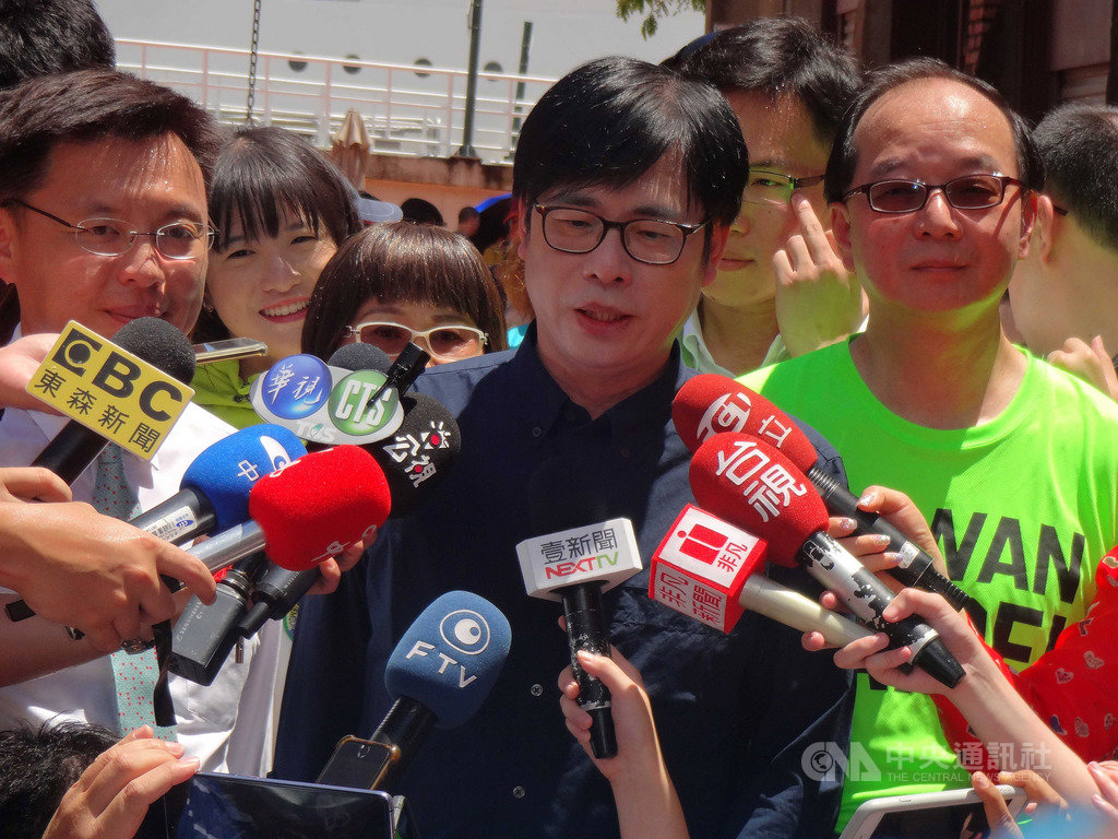 資深媒體人王瑞德(右)14日在高雄駁二分送5000份冰淇淋,行政院副院長陳其邁(中)應邀參加,對於媒體提問高雄市長補選提名,他說,尊重黨內程序,如果黨內程序完成後,希望有機會把心力奉獻給故鄉。中央社記者陳朝福攝 109年6月14日