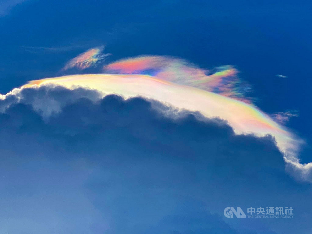 宜蘭天空14日下午5時許出現罕見「環地平弧」,也是俗稱的「火彩虹」,蘭陽博物館館長陳碧琳拍下照片上傳臉書,邀請網友一起抬頭欣賞奇景。(蘭陽博物館館長陳碧琳提供)中央社記者王朝鈺傳真 109年6月14日